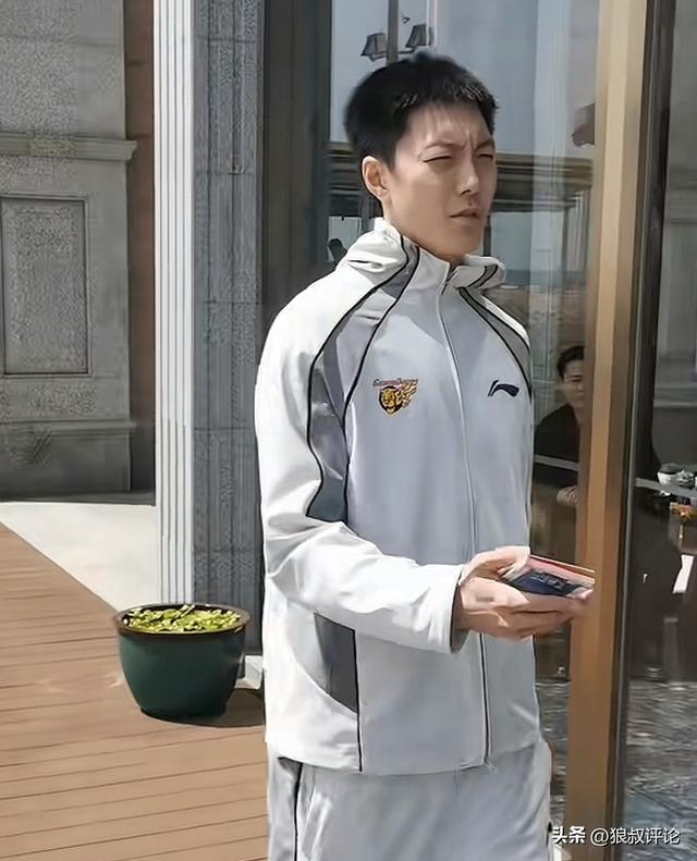 简单粗暴宠粉！胡明轩给客场粉丝送球票 今夜战青岛能否走出低迷